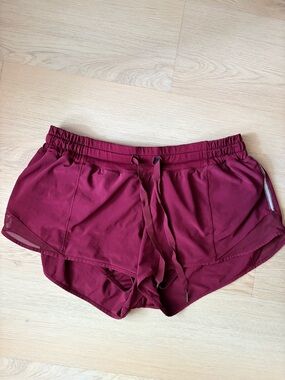 lululemon deep rogue (Burgundy) hotty hot shorts 2.5” w drawstring+back pocket